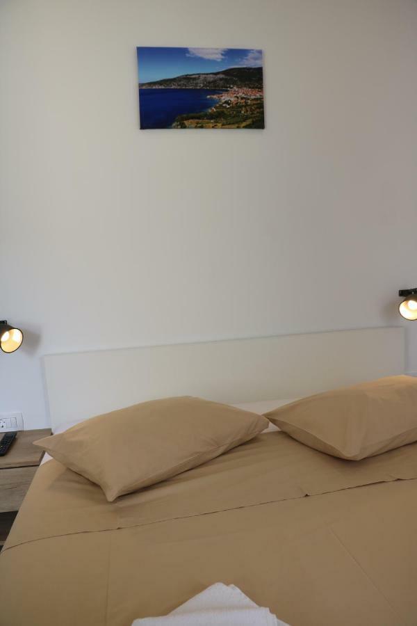 The Little Gem Bed & Breakfast Komiža Екстериор снимка