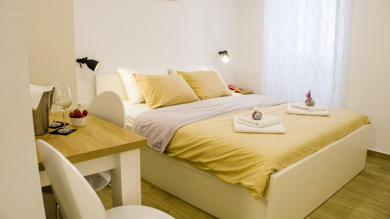 The Little Gem Bed & Breakfast Komiža Екстериор снимка